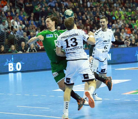GER, DHB, 1.HBL, FUECHSE BERLIN VS. THW KIEL 12.12.2019, Max Schmeling Halle, Berlin, GER, DHB, 1.HBL, FUECHSE BERLIN VS. THW KIEL, DHB regulations prohibit any use of photographs as image sequences and or quasi-video im Bild Hans Lindberg (Fuechse Berlin 18), Steffan Weinhold (THW Kiel 13), Hendrik Pekeler (THW Kiel 61)