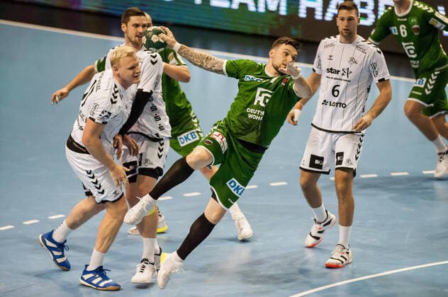 Johan Koch (GER - 77 Füchse Berlin) setzt sich gegen die Kieler Abwehr durch - Aktion - Spielszene - Querformat - quer - horizontal - Event Veranstaltung: Füchse Berlin vs. THW Kiel HBL - Handball Bundesliga 2019-20 - 17. Spieltag - Location Ort: Max Schmeling Halle Berlin Deutschland Germany Europa Europe Datum Date: 12.12.2019