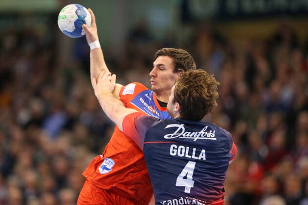 SG Flensburg-Handewitt vs HBW Balingen, LIQUI-MOLY Handball Bundesliga, 12.12.19; Flensburg Jona Schoch (HBW Balingen-Weilstetten, 22) gegen Johannes Golla (SG Flensburg-Handewitt, 04) Copyright: xBEAUTIFULxSPORTS MarioxM.xKobergx