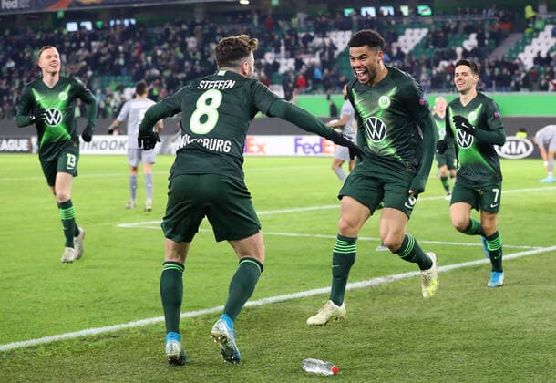 Bilder des Jahres 2019, Sport 12 Dezember Sport Bilder des Tages VfL vs St. Etienne, EL Wolfsburg, Deutschland. 12.12.2019, FUßBALL - VfL Wolfsburg vs AS St. Etienne, Europa League Gruppe I, Saison 2019 20, Volkswagen Arena. Bild zeigt: Paulo Otavio (VfL Wolfsburg), jubelt mit Mannschaftskollegen nach seinem Tor zum 1:0 Wolfsburg *** VfL vs St Etienne, EL Wolfsburg, Germany 12 12 2019, FUßBALL VfL Wolfsburg vs AS St Etienne, Europa League Group I, season 2019 20, Volkswagen Arena picture shows Paulo Otavio VfL Wolfsburg , cheers with his team mates after his goal to 1 0 Wolfsburg