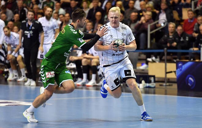 Patrick Wiencek (Kiel), mit Ball, links Fabian Wiede (Füchse), Füchse Berlin - THW Kiel 1. Bundesliga, DKB-Handballbundesliga, 2019 2020 Herren, Männer, Maenner, Handball, Deutschland, Germany, Max-Schmeling-Halle Berlin, 12.12.2019