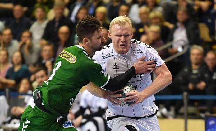 Patrick Wiencek (Kiel), mit Ball, links Fabian Wiede (Füchse), Füchse Berlin - THW Kiel 1. Bundesliga, DKB-Handballbundesliga, 2019 2020 Herren, Männer, Maenner, Handball, Deutschland, Germany, Max-Schmeling-Halle Berlin, 12.12.2019