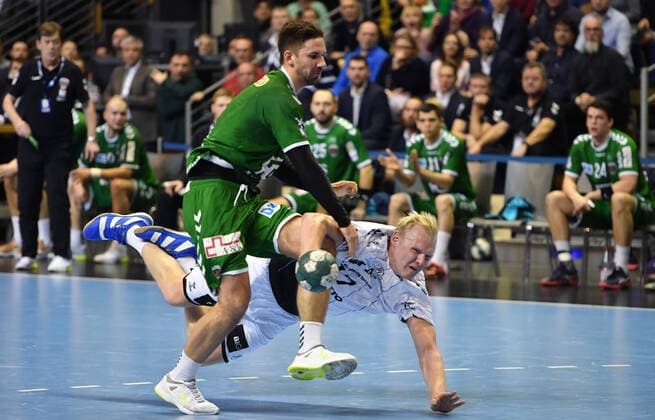 Patrick Wiencek (Kiel), mit Ball, links Fabian Wiede (Füchse), Füchse Berlin - THW Kiel 1. Bundesliga, DKB-Handballbundesliga, 2019 2020 Herren, Männer, Maenner, Handball, Deutschland, Germany, Max-Schmeling-Halle Berlin, 12.12.2019