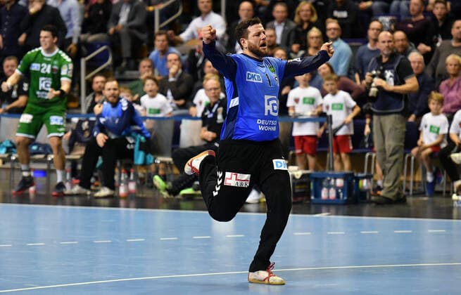 Martin Ziemer (Torwart Füchse), jubelt nach einem Tor Füchse Berlin - THW Kiel 1. Bundesliga, DKB-Handballbundesliga, 2019 2020 Herren, Männer, Maenner, Handball, Deutschland, Germany, Max-Schmeling-Halle Berlin, 12.12.2019