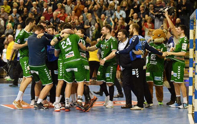 Die Füchse-Mannschaft jubelt nach dem Spiel Füchse Berlin - THW Kiel 1. Bundesliga, DKB-Handballbundesliga, 2019 2020 Herren, Männer, Maenner, Handball, Deutschland, Germany, Max-Schmeling-Halle Berlin, 12.12.2019