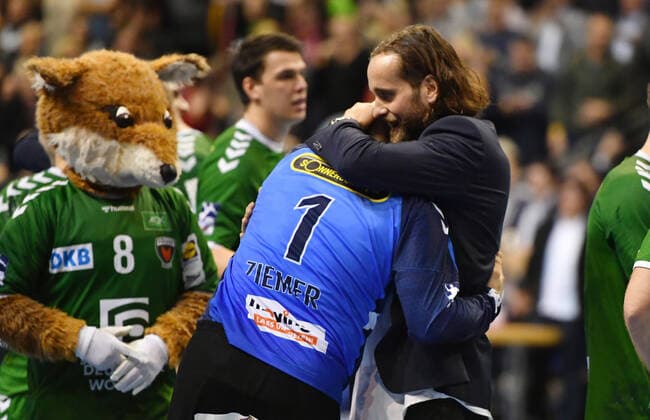 Silvio Heinevetter (Torwart Füchse), umarmt Martin Ziemer (Torwart Füchse), nach dem Spiel Füchse Berlin - THW Kiel 1. Bundesliga, DKB-Handballbundesliga, 2019 2020 Herren, Männer, Maenner, Handball, Deutschland, Germany, Max-Schmeling-Halle Berlin, 12.12.2019