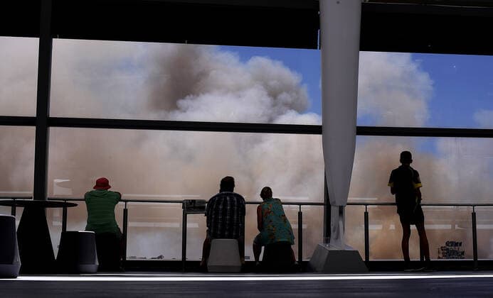 Bilder des Jahres 2019, Sport 12 Dezember CRICKET TEST AUS NZ, Spectators view a bushfire at Belmont Racecourse from Perth Stadium on day 2 of the first Test match between Australia and New Zealand at Optus Stadium in Perth, Friday, December 13, 2019. ( NO ARCHIVING, EDITORIAL USE ONLY, NO USE IN BOOKS WITHOUT CONSENT PERTH WA AUSTRALIA  Copyright: xDAVExHUNTx 20191213001437746993