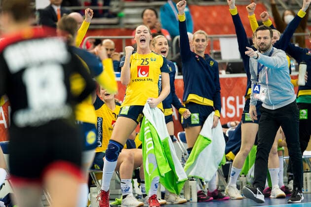 191213 Mikaela Mässing and head coach Henrik Signell of Sweden celebrate during the Women s World Handball Championship game between Germany and Sweden on December 13, 2019 in Kumamoto. Photo: Daniel Stiller Bildbyran kod DS 59427 bbeng dam women handball handboll world handball championship 2019 handball sweden sverige vm germany tyskland jubel Copyright: DANIELxSTILLER BB191213DS012