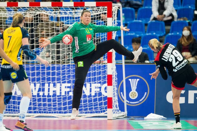 191213 Goalkeeper Filippa Idehn of Sweden during the Women s World Handball Championship game between Germany and Sweden on December 13, 2019 in Kumamoto. Photo: Daniel Stiller Bildbyran kod DS 59427 bbeng dam women handball handboll world handball championship 2019 handball sweden sverige vm germany tyskland Copyright: DANIELxSTILLER BB191213DS013