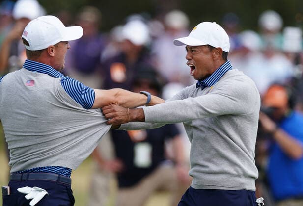 Bilder des Jahres 2019, Sport 12 Dezember Sport Bilder des Tages GOLF PRESIDENTS CUP, Playing Captain Tiger Woods of the United States team and Justin Thomas of the United States team celebrate defeating Byeong-Hun An of South Korea and the International team and Hideki Matsuyama of Japan and the International team 1up on the 18th green on day two of the 2019 Presidents Cup golf tournament at the Royal Melbourne Golf Club in Melbourne, Friday, December 13, 2019. ( NO ARCHIVING, EDITORIAL USE ONLY, NO USE IN BOOKS WITHOUT CONSENT MELBOURNE VIC AUSTRALIA  Copyright: xSCOTTxBARBOURx 20191213001437757904