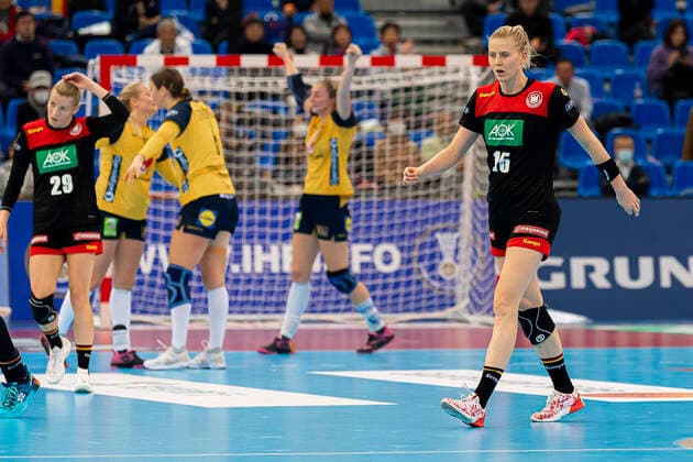Handball, Frauen: WM 2019, Spiel um Platz 7, 9. Spieltag , Deutschland - Schweden Antje Lauenroth (Deutschland Bietigheim), Kim Naidzinavicius (Deutschland Bietigheim) unzufrieden enttäuscht enttaeuscht niedergeschlagen frustriert, Kumamoto Park Dome Kumamoto Japan