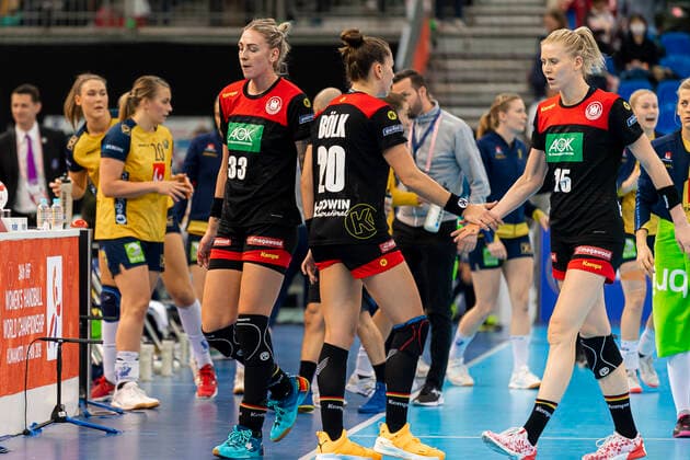 Handball, Frauen: WM 2019, Spiel um Platz 7, 9. Spieltag , Deutschland - Schweden Luisa Schulze (Deutschland Bietigheim), Emily Boelk Bölk (Deutschland Thueringer HC), Kim Naidzinavicius (Deutschland Bietigheim) unzufrieden enttäuscht enttaeuscht niedergeschlagen frustriert, Kumamoto Park Dome Kumamoto Japan