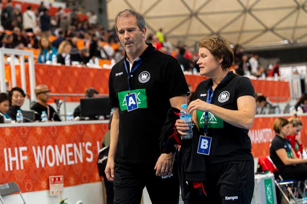 Handball, Frauen: WM 2019, Spiel um Platz 7, 9. Spieltag , Deutschland - Schweden v.li. Trainer Henk Groener (Deutschland), Co-Trainerin Heike Horstmann (Deutschland) Kumamoto Park Dome Kumamoto Japan