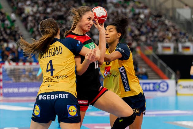 Handball, Frauen: WM 2019, Spiel um Platz 7, 9. Spieltag , Deutschland - Schweden v.li. Olivia Mellegard (Schweden), Alicia Stolle (Deutschland Thueringer HC), Jamina Roberts (Schweden) Kumamoto Park Dome Kumamoto Japan