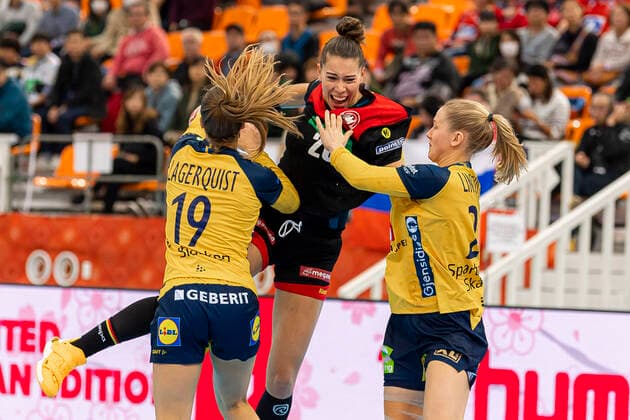 Handball, Frauen: WM 2019, Spiel um Platz 7, 9. Spieltag , Deutschland - Schweden v.li. Anna Lagerquist (Schweden), Emily Boelk Bölk (Deutschland Thueringer HC), Emma Lindqvist (Schweden) Kumamoto Park Dome Kumamoto Japan
