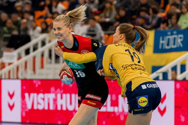Handball, Frauen: WM 2019, Spiel um Platz 7, 9. Spieltag , Deutschland - Schweden v. li. im Zweikampf Kim Naidzinavicius (Deutschland Bietigheim) und Anna Lagerquist (Schweden) Kumamoto Park Dome Kumamoto Japan