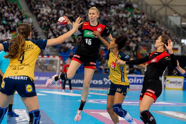Handball, Frauen: WM 2019, Spiel um Platz 7, 9. Spieltag , Deutschland - Schweden v.li. Olivia Mellegard (Schweden), Kim Naidzinavicius (Deutschland Bietigheim), Jamina Roberts (Schweden), Julia Behnke (Deutschland Rostov Don) Kumamoto Park Dome Kumamoto Japan