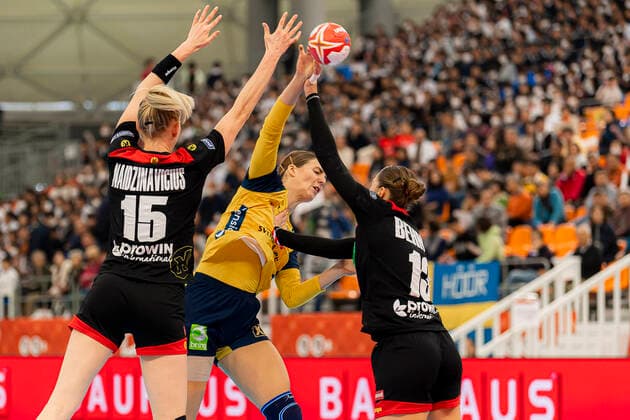 Handball, Frauen: WM 2019, Spiel um Platz 7, 9. Spieltag , Deutschland - Schweden v.li. Kim Naidzinavicius (Deutschland Bietigheim), Carin Stromberg (Schweden), Julia Behnke (Deutschland Rostov Don) Kumamoto Park Dome Kumamoto Japan