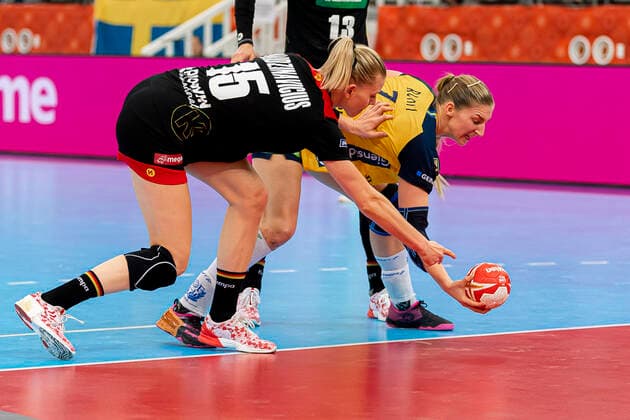 Handball, Frauen: WM 2019, Spiel um Platz 7, 9. Spieltag , Deutschland - Schweden Kim Naidzinavicius (Deutschland Bietigheim), Linn Blohm (Schweden) Kumamoto Park Dome Kumamoto Japan