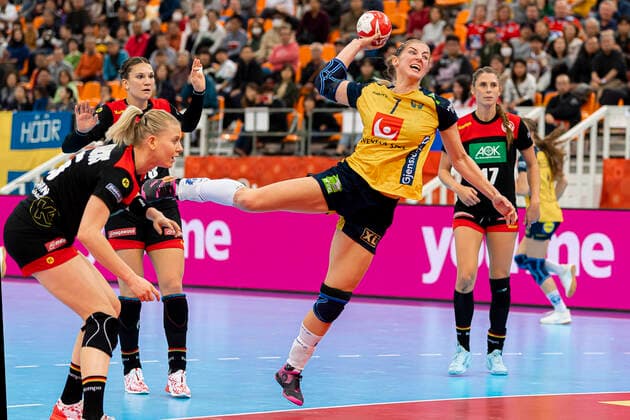 Handball, Frauen: WM 2019, Spiel um Platz 7, 9. Spieltag , Deutschland - Schweden v.li. Kim Naidzinavicius (Deutschland Bietigheim), Julia Behnke (Deutschland Rostov Don), Linn Blohm (Schweden), Alicia Stolle (Deutschland Thueringer HC) Kumamoto Park Dome Kumamoto Japan
