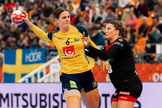 Handball, Frauen: WM 2019, Spiel um Platz 7, 9. Spieltag , Deutschland - Schweden v. li. im Zweikampf Carin Stromberg (Schweden), Julia Behnke (Deutschland Rostov Don) Kumamoto Park Dome Kumamoto Japan