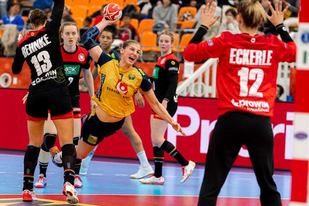 Handball, Frauen: WM 2019, Spiel um Platz 7, 9. Spieltag , Deutschland - Schweden v.li. Julia Behnke (Deutschland Rostov Don), Linn Blohm (Schweden), Torhueterin Dinah Eckerle (Deutschland SG BBM Bietigheim) Kumamoto Park Dome Kumamoto Japan