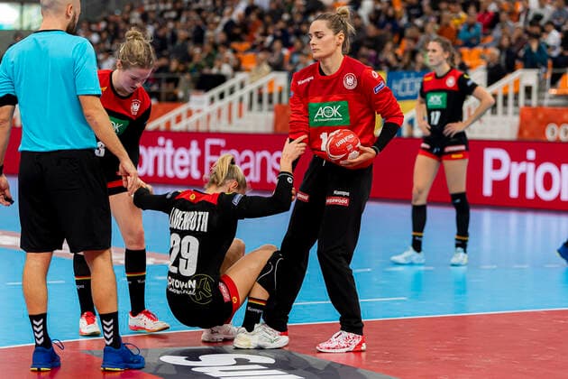 Handball, Frauen: WM 2019, Spiel um Platz 7, 9. Spieltag , Deutschland - Schweden v.li. Amelie Berger (Deutschland Bietigheim), Antje Lauenroth (Deutschland Bietigheim), Torhueterin Dinah Eckerle (Deutschland SG BBM Bietigheim) Kumamoto Park Dome Kumamoto Japan