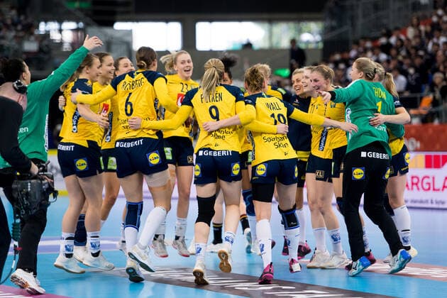Sport Bilder des Tages 191213 The Swedish team celebrate after winning the Women s World Handball Championship game between Germany and Sweden on December 13, 2019 in Kumamoto. Photo: Daniel Stiller Bildbyran kod DS 59427 bbeng dam women handball handboll world handball championship 2019 handball sweden sverige vm germany tyskland jubel Copyright: DANIELxSTILLER BB191213DS017