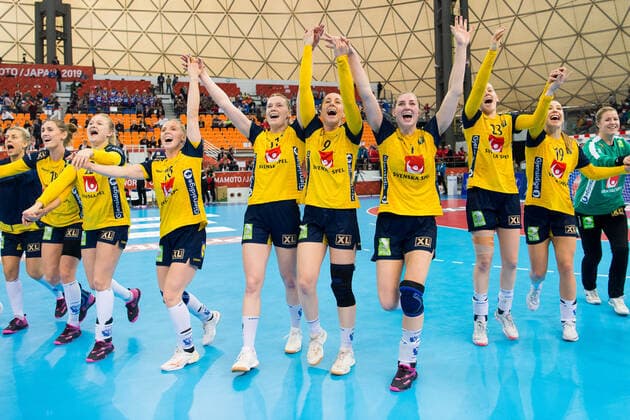 191213 The Swedish team celebrate after winning the Women s World Handball Championship game between Germany and Sweden on December 13, 2019 in Kumamoto. Photo: Daniel Stiller Bildbyran kod DS 59427 bbeng dam women handball handboll world handball championship 2019 handball sweden sverige vm germany tyskland jubel Copyright: DANIELxSTILLER BB191213DS018