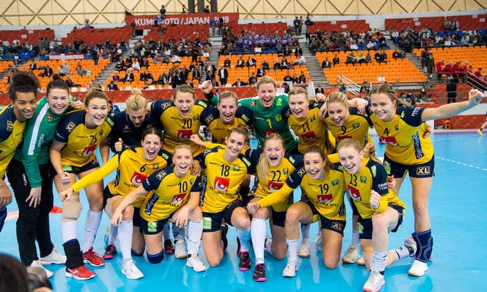 191213 The Swedish team celebrate after winning the Women s World Handball Championship game between Germany and Sweden on December 13, 2019 in Kumamoto. Photo: Daniel Stiller Bildbyran kod DS 59427 bbeng dam women handball handboll world handball championship 2019 handball sweden sverige vm germany tyskland jubel Copyright: DANIELxSTILLER BB191213DS019