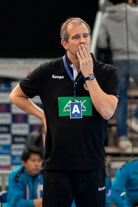Handball, Frauen: WM 2019, Spiel um Platz 7, 9. Spieltag , Deutschland - Schweden Trainer Henk Groener (Deutschland) Kumamoto Park Dome Kumamoto Japan