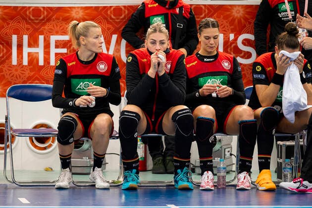 Bilder des Jahres 2019, Sport 12 Dezember Handball, Frauen: WM 2019, Spiel um Platz 7, 9. Spieltag , Deutschland - Schweden v.li. Antje Lauenroth (Deutschland Bietigheim), Luisa Schulze (Deutschland Bietigheim), Julia Behnke (Deutschland Rostov Don), Emily Boelk Bölk (Deutschland Thueringer HC) unzufrieden enttäuscht enttaeuscht niedergeschlagen frustriert, Kumamoto Park Dome Kumamoto Japan *** Handball, Womens World Cup 2019, Match for 7th place, 9 game day , Germany Sweden v li Antje Lauenroth Germany Bietigheim , Luisa Schulze Germany Bietigheim , Julia Behnke Germany Rostov Don , Emily Boelk Bölk Germany Thueringer HC dissatisfied disappointed disappointed down frustrated, Kumamoto Park Dome Kumamoto Japan