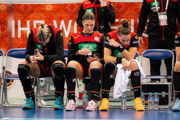 Handball, Frauen: WM 2019, Spiel um Platz 7, 9. Spieltag , Deutschland - Schweden v.li. Luisa Schulze (Deutschland Bietigheim), Julia Behnke (Deutschland Rostov Don), Emily Boelk Bölk (Deutschland Thueringer HC) Kumamoto Park Dome Kumamoto Japan