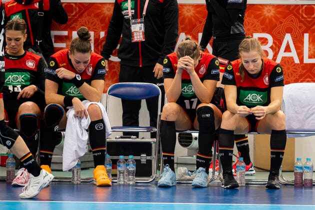Handball, Frauen: WM 2019, Spiel um Platz 7, 9. Spieltag , Deutschland - Schweden Emily Boelk Bölk (Deutschland Thueringer HC), Alicia Stolle (Deutschland Thueringer HC), Jenny Behrend (Deutschland VfL Oldenburg) Kumamoto Park Dome Kumamoto Japan