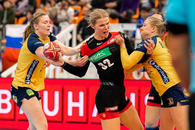 Handball, Frauen: WM 2019, Spiel um Platz 7, 9. Spieltag , Deutschland - Schweden v. li. im Zweikampf Evgenija Minevskaja (Deutschland Brest) und Linn Blohm (Schweden) Kumamoto Park Dome Kumamoto Japan