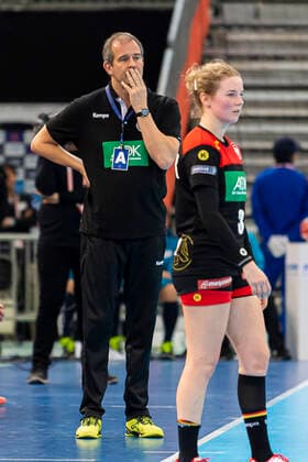 Handball, Frauen: WM 2019, Spiel um Platz 7, 9. Spieltag , Deutschland - Schweden Trainer Henk Groener (Deutschland), Amelie Berger (Deutschland Bietigheim) Kumamoto Park Dome Kumamoto Japan