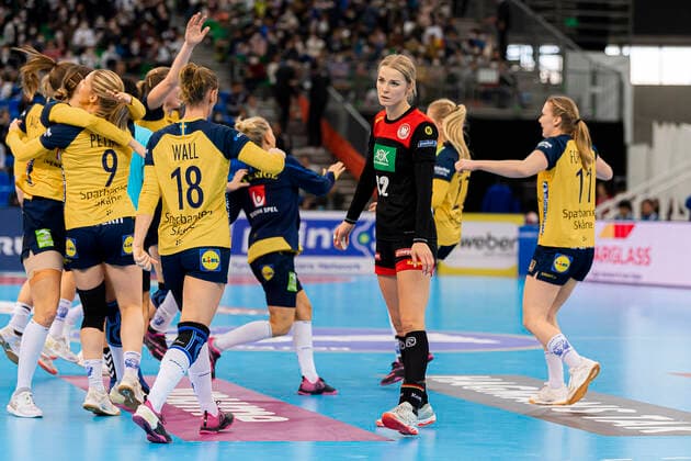 Handball, Frauen: WM 2019, Spiel um Platz 7, 9. Spieltag , Deutschland - Schweden Evgenija Minevskaja (Deutschland Brest) unzufrieden enttäuscht enttaeuscht niedergeschlagen frustriert, im Hintergrund feiert Schweden Kumamoto Park Dome Kumamoto Japan
