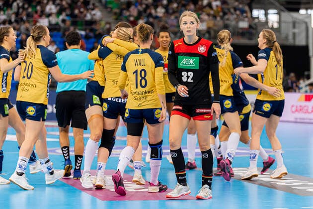 Handball, Frauen: WM 2019, Spiel um Platz 7, 9. Spieltag , Deutschland - Schweden Evgenija Minevskaja (Deutschland Brest) unzufrieden enttäuscht enttaeuscht niedergeschlagen frustriert, im Hintergrund feiert Schweden Kumamoto Park Dome Kumamoto Japan