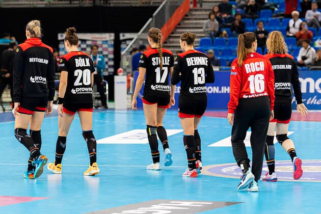 Handball, Frauen: WM 2019, Spiel um Platz 7, 9. Spieltag , Deutschland - Schweden v.li. Luisa Schulze (Deutschland Bietigheim), Emily Boelk Bölk (Deutschland Thueringer HC), Alicia Stolle (Deutschland Thueringer HC), Julia Behnke (Deutschland Rostov Don), Torhueterin Isabell Roch (Deutschland Dortmund) Kumamoto Park Dome Kumamoto Japan