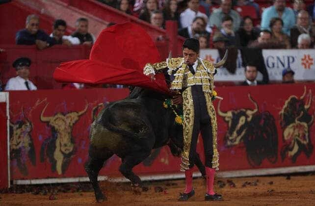 Mexican bullfighter Sergio Flores fights the bull Amor Inspirador , 518 kg, in Mexico City, Mexico, during the 7th day of the Temporada Grande bullfighting fair, 12 December 2019. Temporada Grande bullfighting in Mexico !ACHTUNG: NUR REDAKTIONELLE NUTZUNG!  Copyright: xMarioxGuzmanx AME5645 20191213-637118237797367355