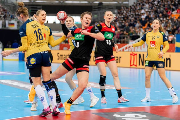 Handball, Frauen: WM 2019, Spiel um Platz 7, 9. Spieltag , Deutschland - Schweden v.li. MArie Wall (Schweden), Alina Grijseels (Deutschland Dortmund) Kumamoto Park Dome Kumamoto Japan