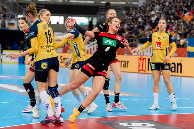 Handball, Frauen: WM 2019, Spiel um Platz 7, 9. Spieltag , Deutschland - Schweden v.li. MArie Wall (Schweden), Alina Grijseels (Deutschland Dortmund) Kumamoto Park Dome Kumamoto Japan