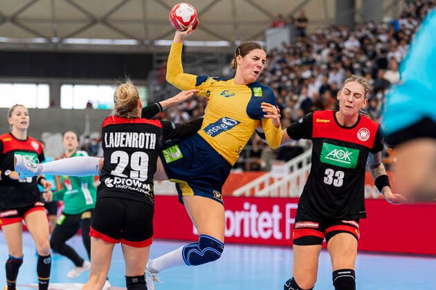 Handball, Frauen: WM 2019, Spiel um Platz 7, 9. Spieltag , Deutschland - Schweden v. li. im Zweikampf Antje Lauenroth (Deutschland Bietigheim) und Carin Stromberg (Schweden), Luisa Schulze (Deutschland Bietigheim) Kumamoto Park Dome Kumamoto Japan