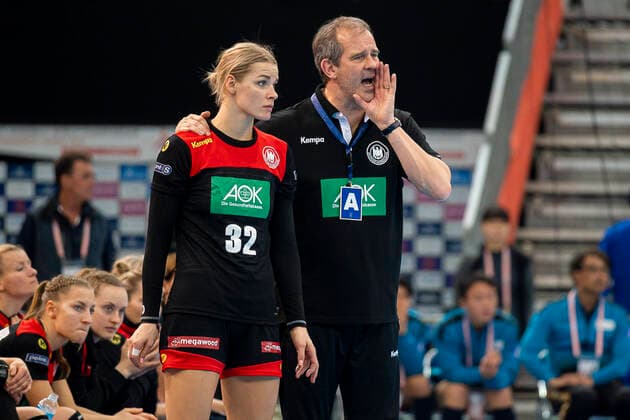 Handball, Frauen: WM 2019, Spiel um Platz 7, 9. Spieltag , Deutschland - Schweden Evgenija Minevskaja (Deutschland Brest), Trainer Henk Groener (Deutschland) Kumamoto Park Dome Kumamoto Japan