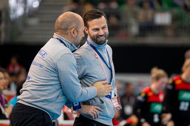 Handball, Frauen: WM 2019, Spiel um Platz 7, 9. Spieltag , Deutschland - Schweden Trainer Henrik Signell (Schweden) lachend laechelnd gut gelaunt grinst grinsend Kumamoto Park Dome Kumamoto Japan