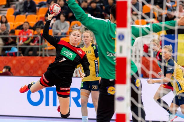 Handball, Frauen: WM 2019, Spiel um Platz 7, 9. Spieltag , Deutschland - Schweden v.li. Meike Schmelzer (Deutschland Thueringer HC), Martina Thorn (Schweden) Kumamoto Park Dome Kumamoto Japan