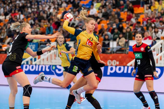 Handball, Frauen: WM 2019, Spiel um Platz 7, 9. Spieltag , Deutschland - Schweden v.li. Kim Naidzinavicius (Deutschland Bietigheim), Emma Lindqvist (Schweden) Kumamoto Park Dome Kumamoto Japan