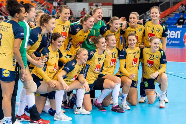 Handball, Frauen: WM 2019, Spiel um Platz 7, 9. Spieltag , Deutschland - Schweden die Mannschaft von Schweden Schlussjubel Schlußjubel Emotion Freude Kumamoto Park Dome Kumamoto Japan
