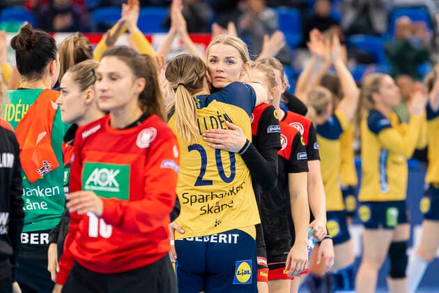 Handball, Frauen: WM 2019, Spiel um Platz 7, 9. Spieltag , Deutschland - Schweden Isabelle Gullden (Schweden), Evgenija Minevskaja (Deutschland Brest) Kumamoto Park Dome Kumamoto Japan