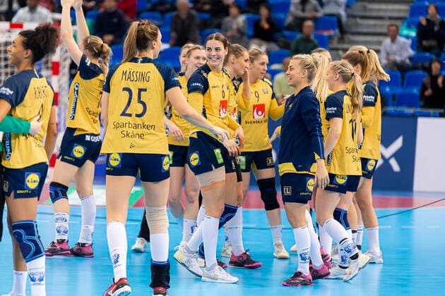 Handball, Frauen: WM 2019, Spiel um Platz 7, 9. Spieltag , Deutschland - Schweden die Mannschaft von Schweden Schlussjubel Schlußjubel Emotion Freude Kumamoto Park Dome Kumamoto Japan